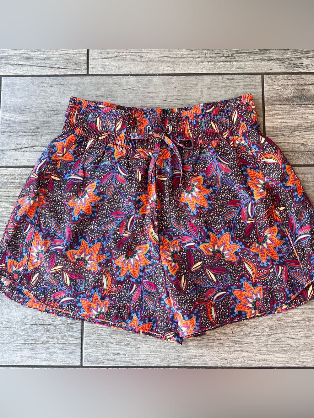 Travis Mathew NWT Women's Savanna Short Size Medium Flowy Floral Golf Beach Wear - Picture 3 of 11